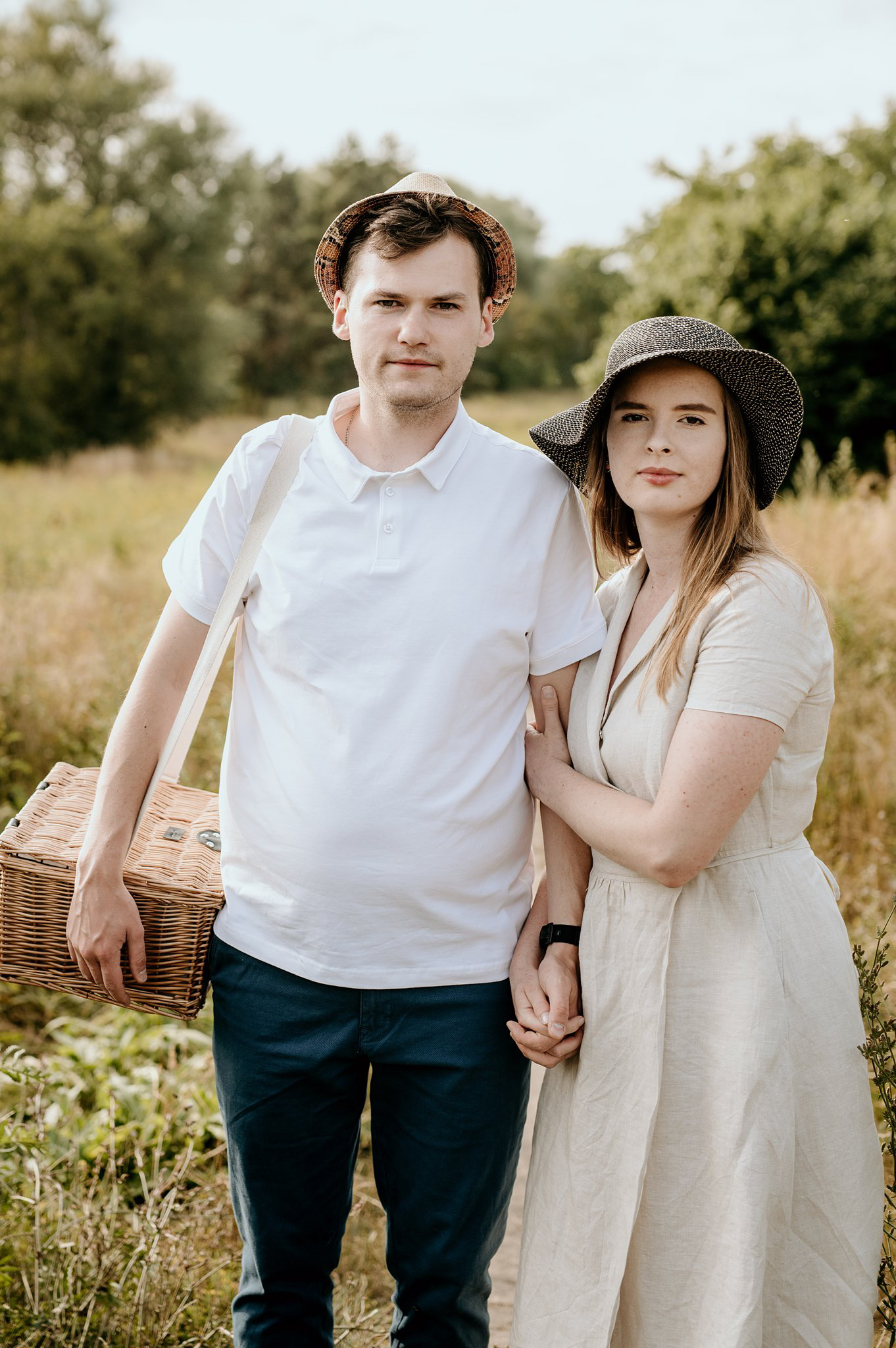 sesja narzeczeńska na łące