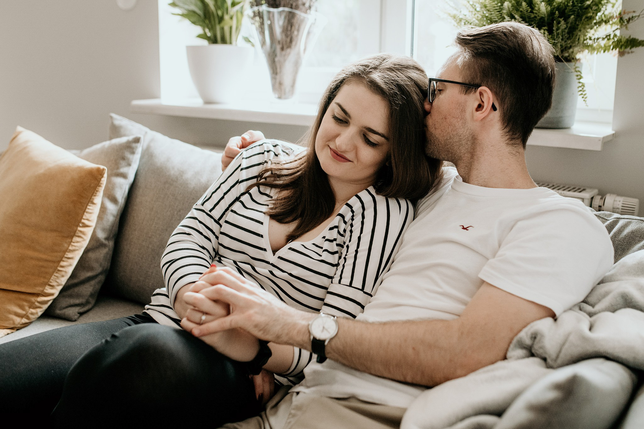 sesja narzeczeńska w domu