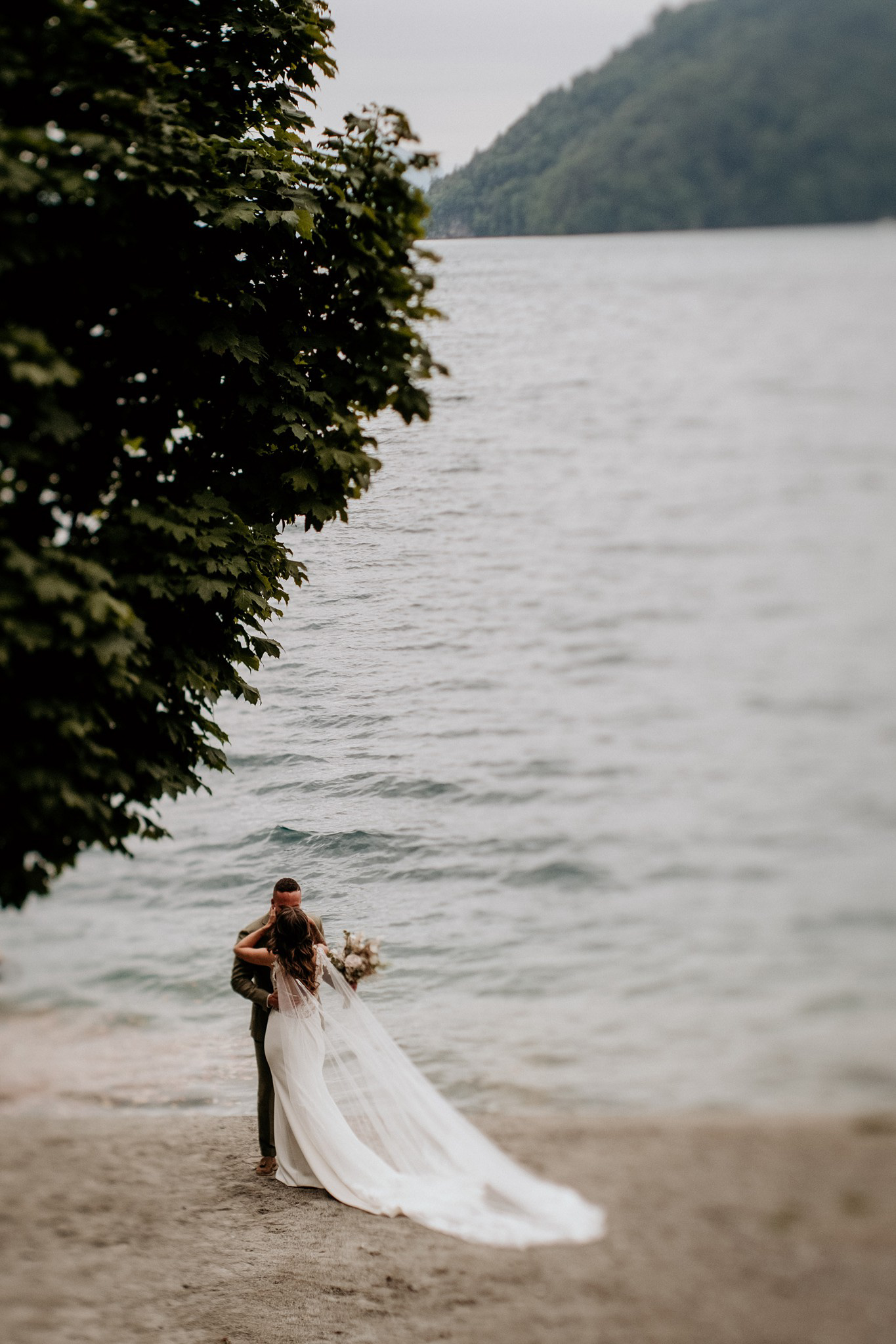 ślub nad jeziorem inspiracje