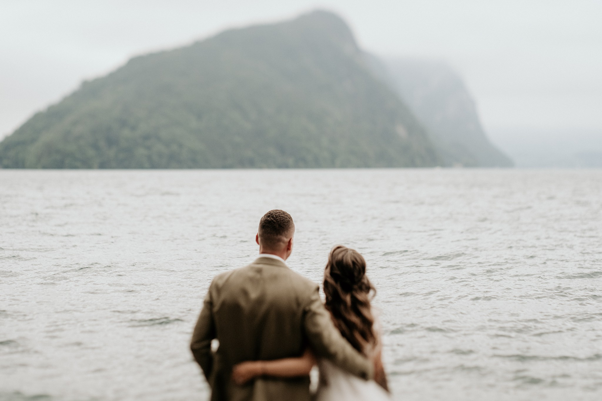 para młoda nad jeziorem