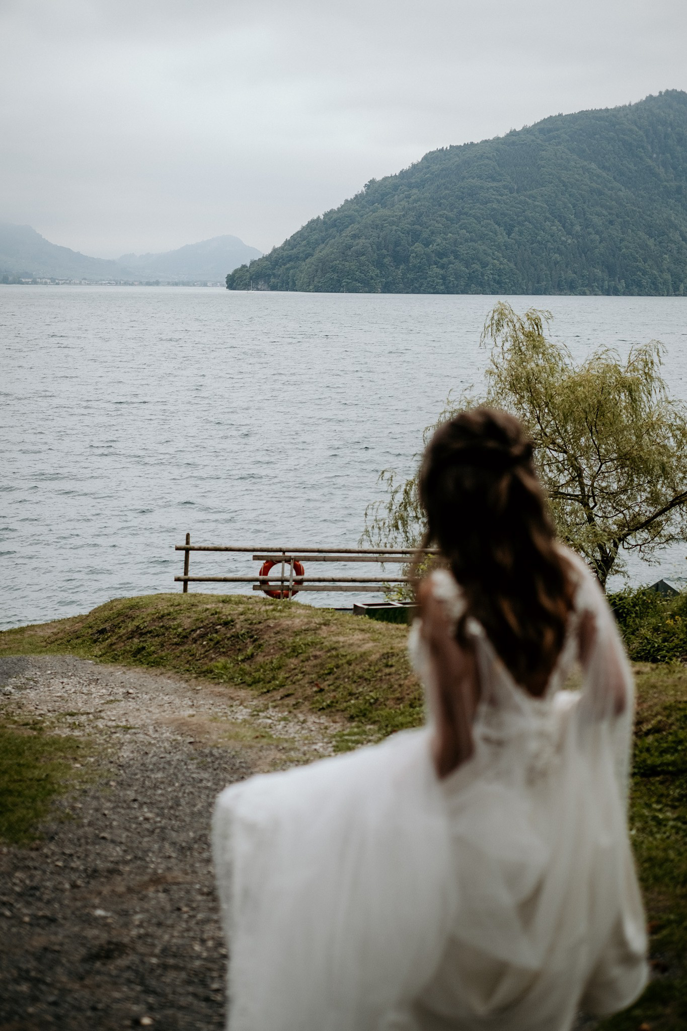 ślub plenerowy nad jeziorem