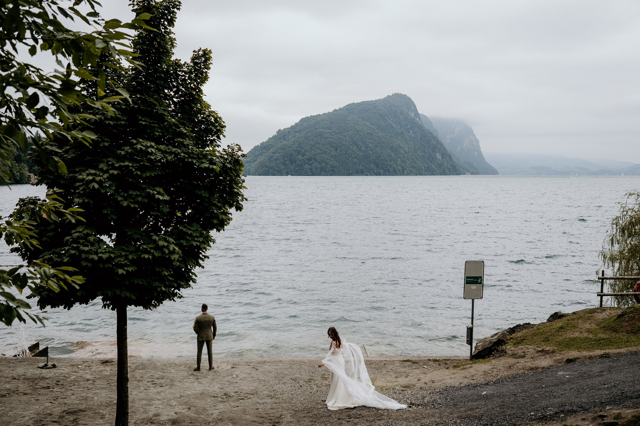 panna młoda ślub nad jeziorem