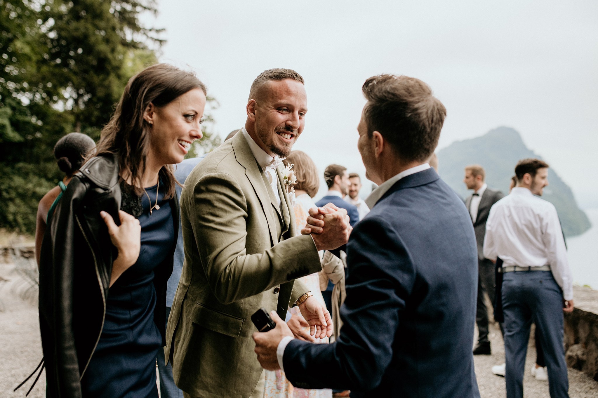 pan młody i goście weselni