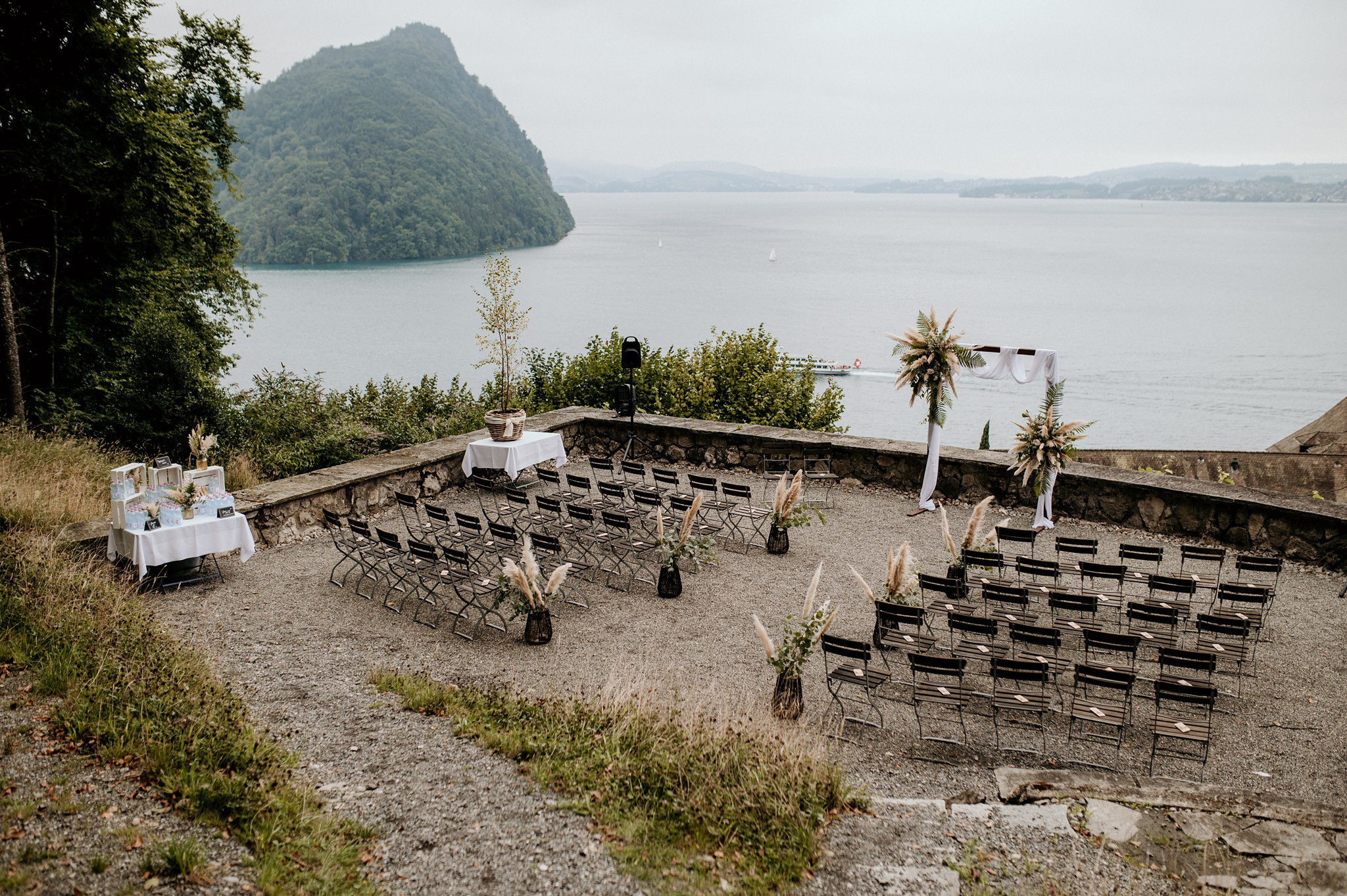 ceremonia ślubna nad jeziorem