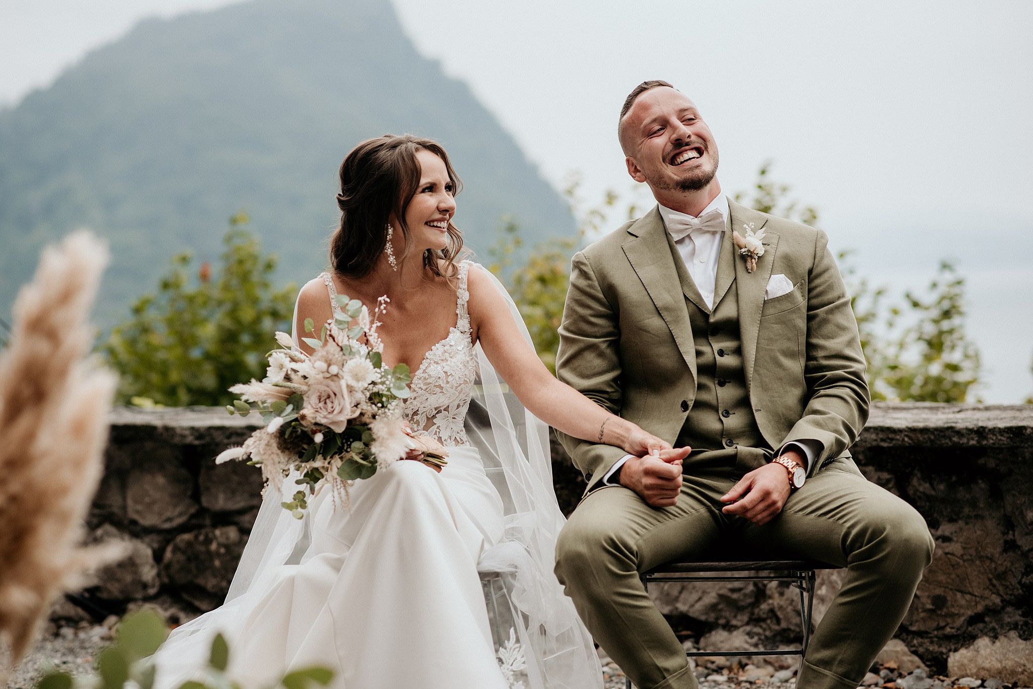zdjęcia ślubne śmiejąca się para młoda