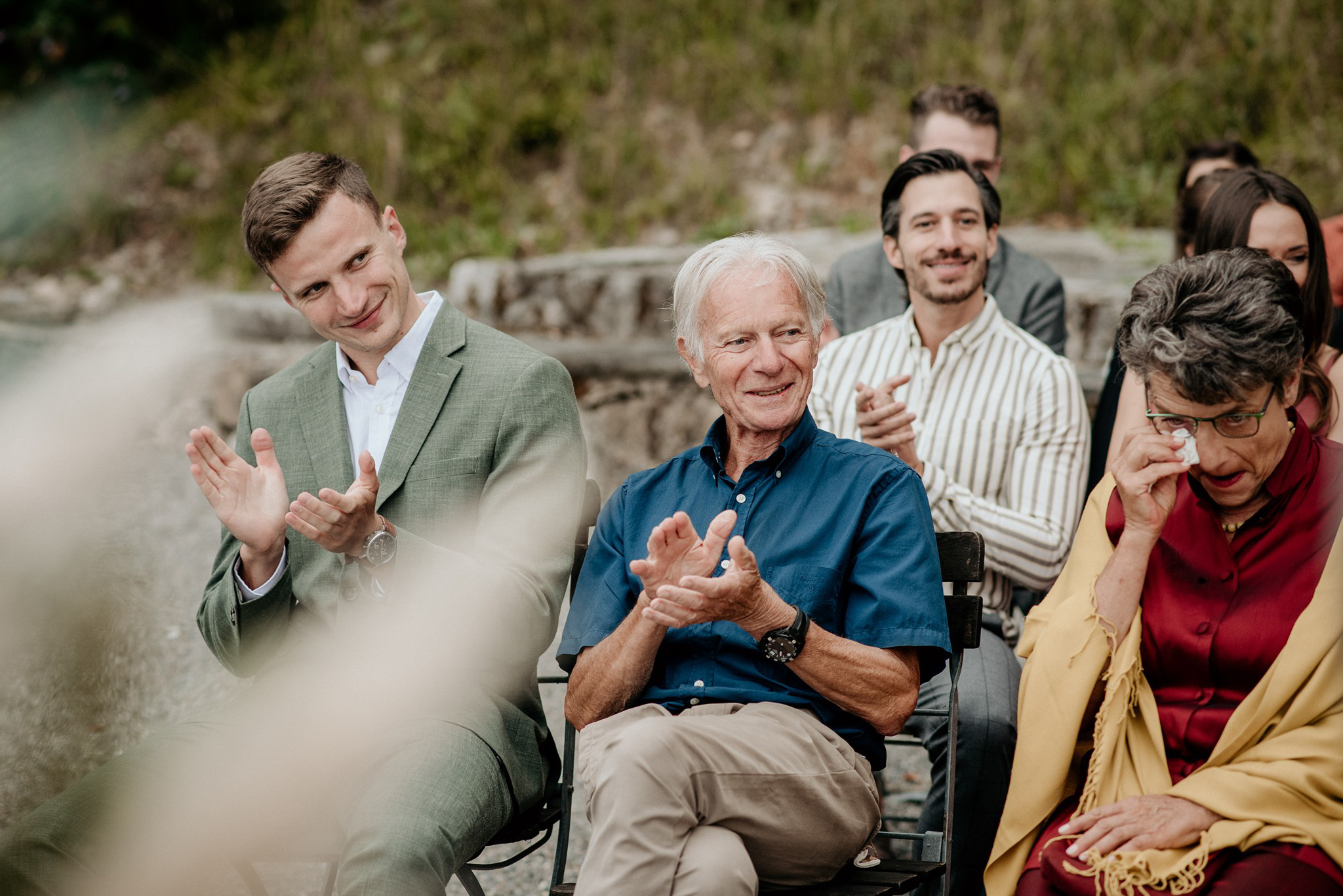 klaszczący goście na weselu